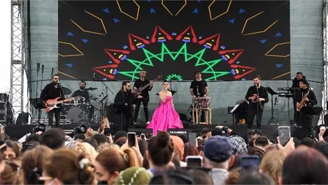 Kadınlar Mersin’de Şevval Sam Konserinde 8 Mart’ı Kutladı