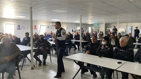 Mersinde Jandarma Ekipleri Trafik Kazalarını Önlemek Amacıyla Servis Şoförlerine Trafik Eğitimi Verdi.