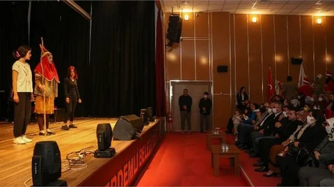 Tiyatroyla Hüzünlendiler, Kadın Mehteranla Ritim Tutup, Kent Orkestrasının Seslendirdiği Şarkılarla Doyasıya Eğlendiler.