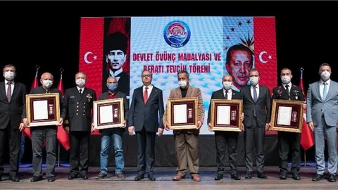 Başkan Seçer, Mersin Valiliği Tarafından Düzenlenen ‘devlet Övünç Madalyası ve Beratı Tevcih Töreni’ne Katıldı.