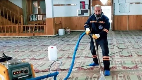 Camiler Temizlenip Halılar Yıkanıyor, Salgına Karşı İlaçlama Yapılıyor