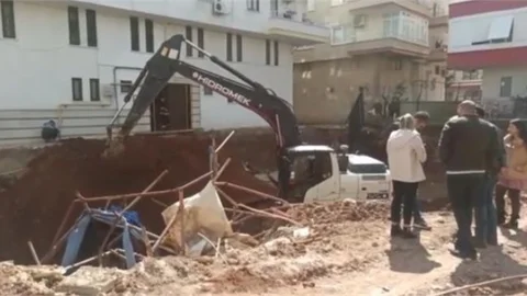 Mersin'de Bir Apartmanın Giriş Katında Çökme Meydana Geldi