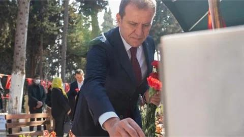 Başkan Seçer, 18 Mart Şehitleri Anma Günü ve Çanakkale Deniz Zaferi’nin 107. Yıl Dönümü Kapsamında Mersin Şehitliği’nde Düzenlenen Programa Katıldı