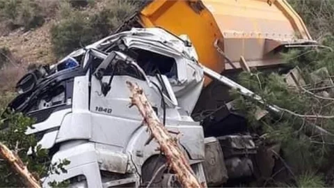 Hafriyat Kamyonu Şarampole Yuvarlandı