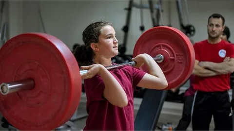 Mersin Büyükşehir’in 9 Kır Çiçeği Halter Branşında İlerliyor