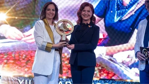 Başkan Seçer ve Meral Seçer, Çukurova Kadın Zirvesi Kadın Başarı Ödül Töreni’ne Katıldı