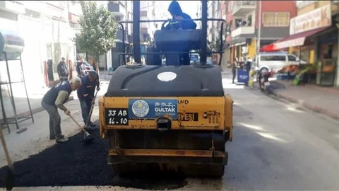 Akdeniz’de Yol, Asfalt ve Kaldırım Yenileme Çalışmaları Sürüyor