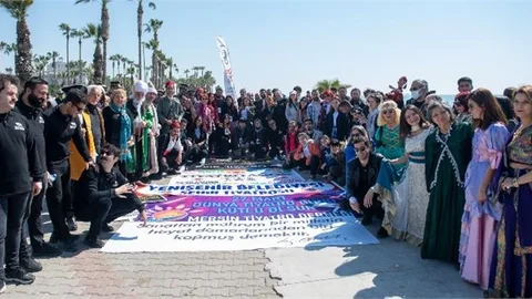 Mersin Şehir Tiyatrosu, Dünya Tiyatro Günü Yürüyüşüne Katıldı