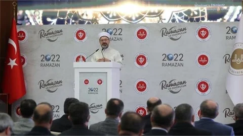 Erbaş, "Beş Vakit Namazda Olduğu Gibi Teravih Namazı da Camilerimizde Cemaatle Kılınacaktır."