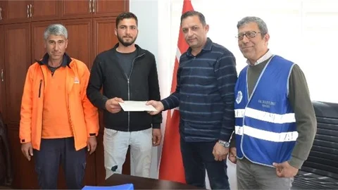 Tarsus Hal Kompleksi İçerisinde Düşürülen Parayı Bulan Büyükşehir Ekipleri, Sahibine Teslim Ettiler