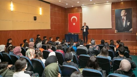 Büyükşehir, Kütüphane Haftası’nda Yazar Mirza Turgut İle Öğrencileri Buluşturdu