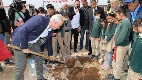 'her Çocuk Bir Fidan' Projesi Kapsamında Gerçekleşen Fidan Dikimi Etkinliğinde Konuşan Akdeniz Belediye Başkanı Mustafa Gültak, Projeyi Çok Fazla Önemsediğine Vurgu Yaptı.