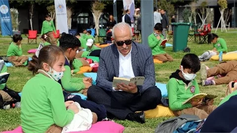 Çocuklar, Güneşli Bahar Havasında Millet Bahçesi Sahiline Attıkları Minderlerin Üzerine Oturup Kitap Okudu