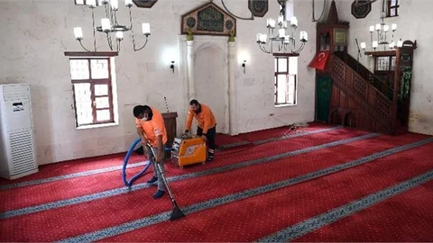 Mersin Büyükşehir’den Camilerde Ramazan Temizliği