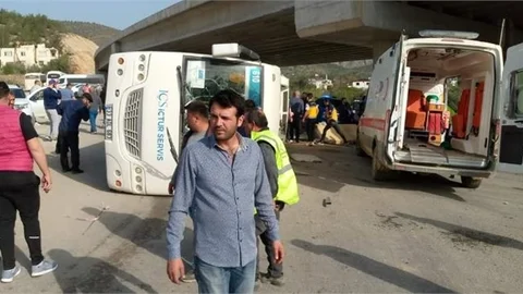 Akkuyu Nükleer Santral Servis Aracı Büyükeceli Köprü de Kaza Yaptı