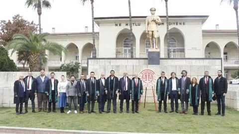 Mersin Barosu 5 Nisan Avukatlar Günü Nedeniyle Cumhuriyet Alanı’nda Tören Düzenledi