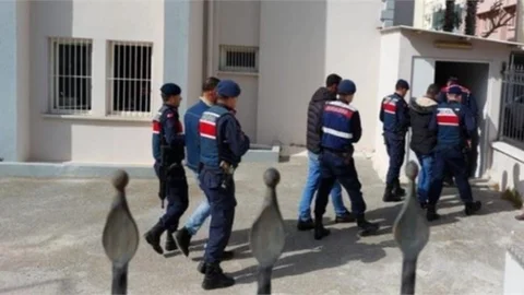 Mersin İl Jandarma Komutanlığı Ekipleri Anamur İlçesinde Silahlı Suç Örgütüne Operasyon Düzenledi