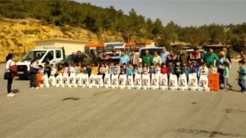 Mersin İl Jandarma Komutanlığı Çevre, Doğa ve Hayvanları Koruma Timi Dünya Sokak Hayvanları Gününde Sokak Hayvanlarını Besledi