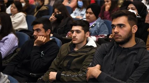 Mersin Büyükşehir, Meslek Tanıtım Seminerinde Alanında Uzman Kişiler İle Öğrencileri Buluşturdu