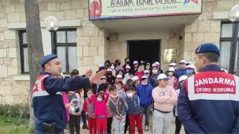 Mersin İl Jandarma Komutanlığı Çevre, Doğa ve Hayvanları Koruma Timi Öğrencilerle Bir Araya Geldi