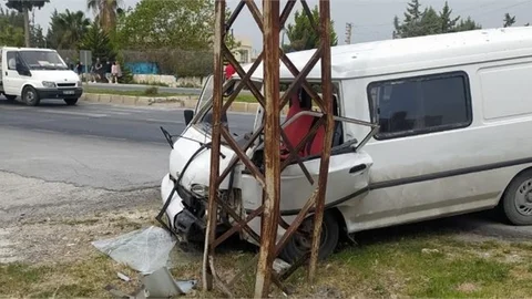 Mersin'de Köpeğe Çarpmamak İçin Direksiyon Hakimiyetini Kaybeden Şahıs Kaza Yaptı