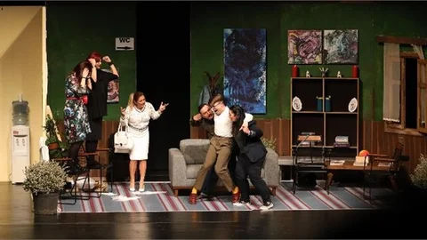 KKTC Güzelyurt Belediyesi Şehir Tiyatrosu, "Okb Okb" Oyununun Prömiyerini Mersin’de Yaptı