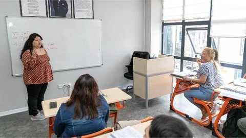 Mercek’te Kurs Başladı, Mersinliler Rusça Öğreniyor