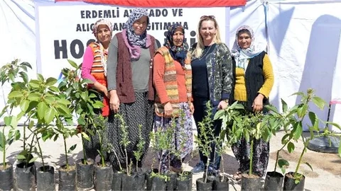 Mersin Büyükşehir, Erdemli’de Avokado ve Alıç Fidanı Dağıttı