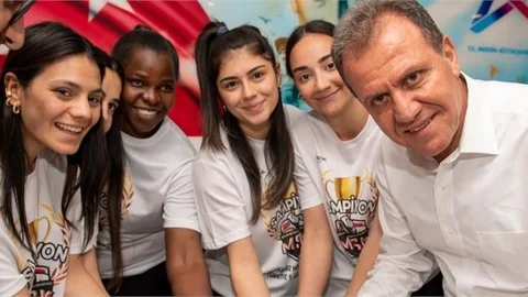 Msk’nın Şampiyon Kadın Hentbolcuları, Kupa Sevincini Başkan Seçer’le Paylaştı