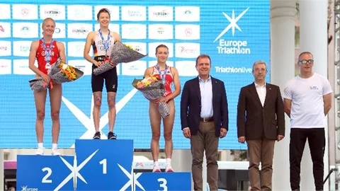 Başkan Seçer, 2022 Mersin Yenişehir Triatlonu Avrupa Triatlon Kupası Ödül Töreni’ne Katıldı