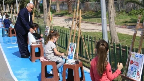Mersin Erdemli’de Minik Öğrenciler, "Çocuk Sokağı’nda" Hayallerindeki 23 Nisan’ı Tuvale Çiziyorlar.