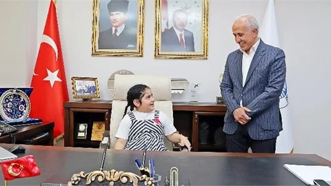 Akdeniz Belediye Başkanı Gültak, ‘23 Nisan Ulusal Egemenlik ve Çocuk Bayramı’ Kutlamaları Kapsamında Makamını, Kayra Renklidağ Adlı 12 Yaşındaki 6’ncı Sınıf Öğrencisine Devretti