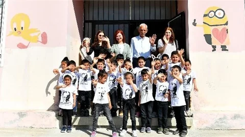 Mersinden Kadın Kooperatifi Başkanı Meral Seçer, Çocukların 23 Nisan Coşkusuna Ortak Oldu