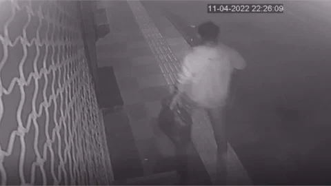 Mersin'de Camiiden Hırsızlık Yapan Zanlı Güvenlik Kamerasına Yakalandı