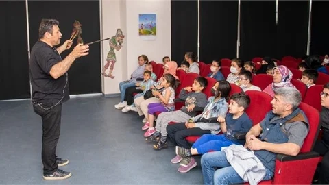 Özel Çocuklar, Mersin Büyükşehir Engelsiz Yaşam Merkezi’nde Karagöz’le Güldü