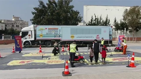 Jandarma Ekipleri Öğrenci ve Vatandaşlara Jandarma Mobil Trafik Eğitim Tırında Trafik Kurallarını Anlattı