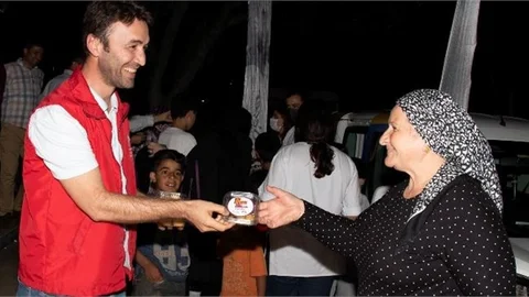 Mersin Büyükşehir, Kadir Gecesi’nde Lokma Tatlısı İkram Etti