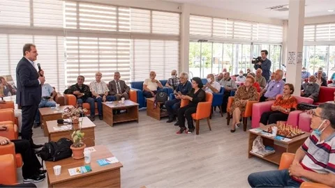 Seçer, Yaş Almışlarla Bayramı "Memleketim" Şarkısıyla Karşıladı