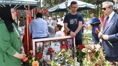 Mersin Valisi Ali İhsan Su, Ramazan Bayramı Münasebetiyle Şehitlikte Düzenlenen Programda Şehit Aileleri İle Bir Araya Geldi