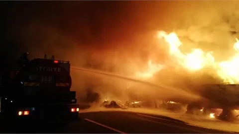 23 Ton Malzeme Yüklü Tırda Yangın Çıktı