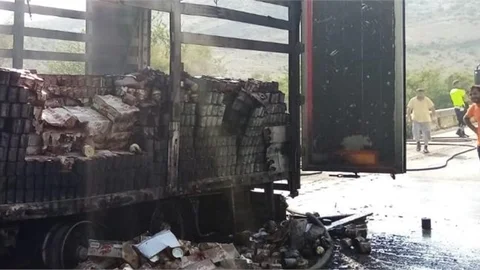 Mersin'de Salça Yüklü Tırda Yangın