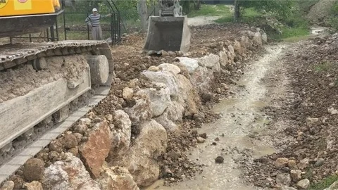 Mersin Büyükşehir, Çamlıyayla’da Heyelan Nedeniyle Zarar Gören Noktalarda Islah Çalışmalarını Sürdürüyor