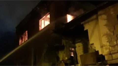 Mersdin'de Eski Evde Çıkan Yangın Paniğe Yol Açtı