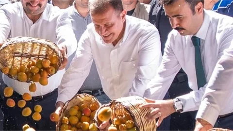 Başkan Seçer, ‘60. Mut Karacaoğlan Kayısı Kültür ve Sanat Festivali’ne Katıldı