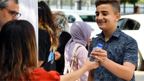 Mersin Büyükşehir, Lgs’ye Giren Öğrencileri Su İkramıyla Karşıladı