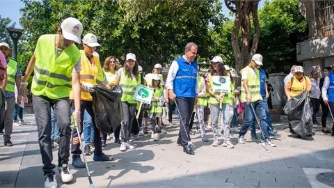 Başkan Seçer, Çevre Konusunda Farkındalık Yaratmak Amacıyla Özel Bireylerle Atatürk Caddesi’ni Temizledi