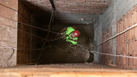 15 Metrelik Apartman Boşluğuna Düşen Kediyi Büyükşehir Ekipleri Kurtardı