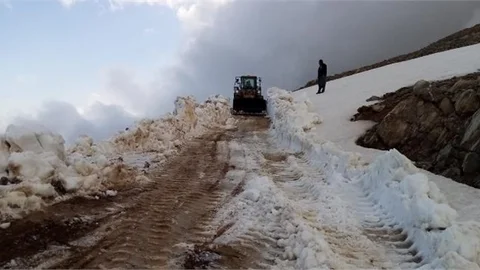 Mersin Büyükşehir, Çamlıyayla’nın Yükseklerinde Kar Temizlik Çalışmasını Sürdürüyor