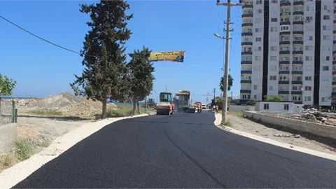 Mersin Büyükşehir Yol Yapım Ekibi, Erdemli’de Asfalt Çalışmalarına Devam Ediyor