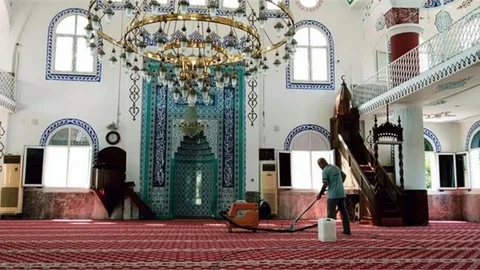 Akdeniz’de İbadethanelerde İlaçlama ve Yıkama Çalışmaları Sürüyor